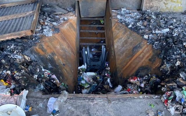 Centro Ambiental de Villa Carlos Paz, con restos calcinados y daños materiales.
