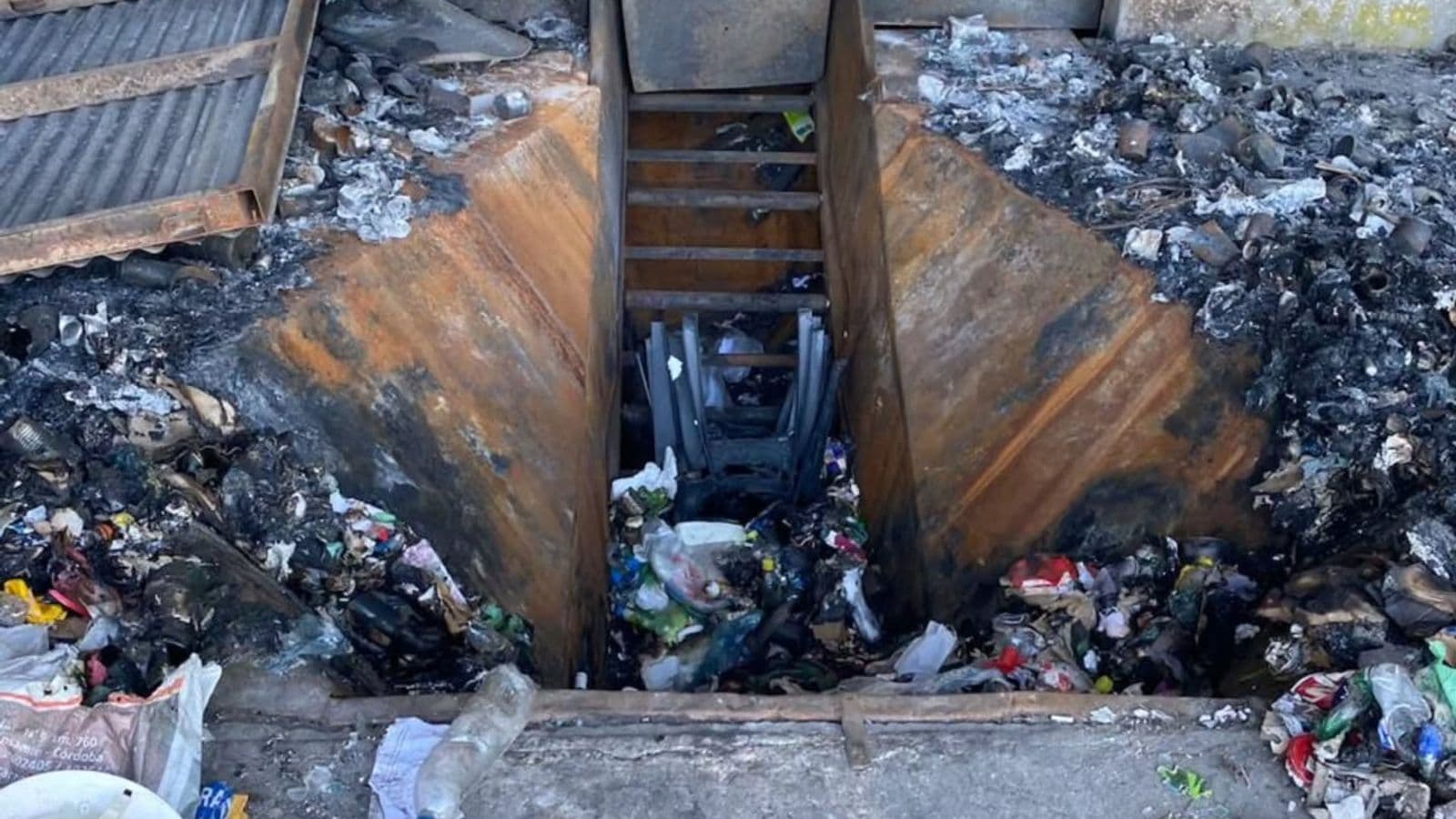 Centro Ambiental de Villa Carlos Paz, con restos calcinados y daños materiales.